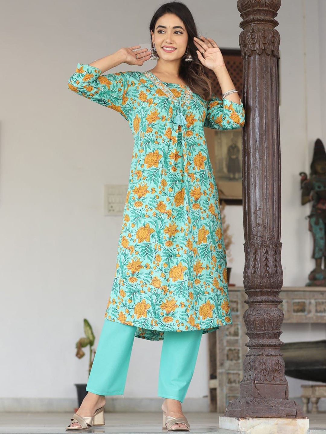 

MILAAV Floral Printed Regular Kurti with Trousers, Green