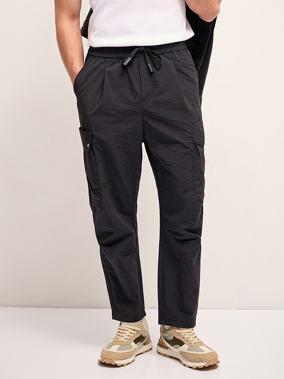 

THE BEAR HOUSE Men Solid Cargo Trousers, Black