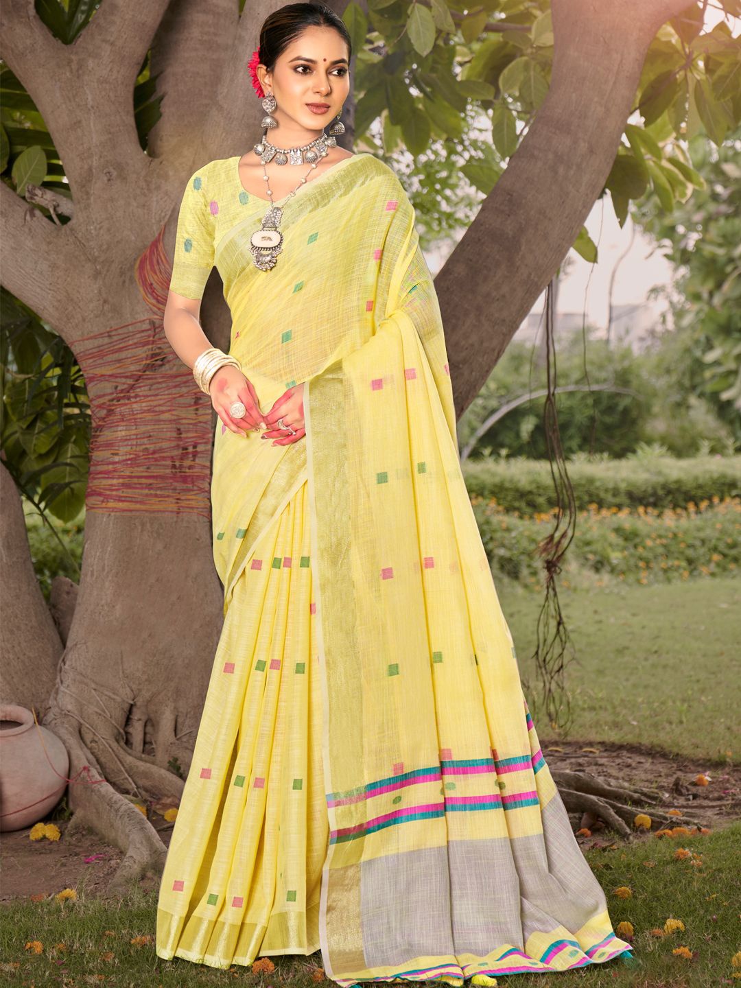 

Fashion Petals Woven Design Zari Saree, Yellow