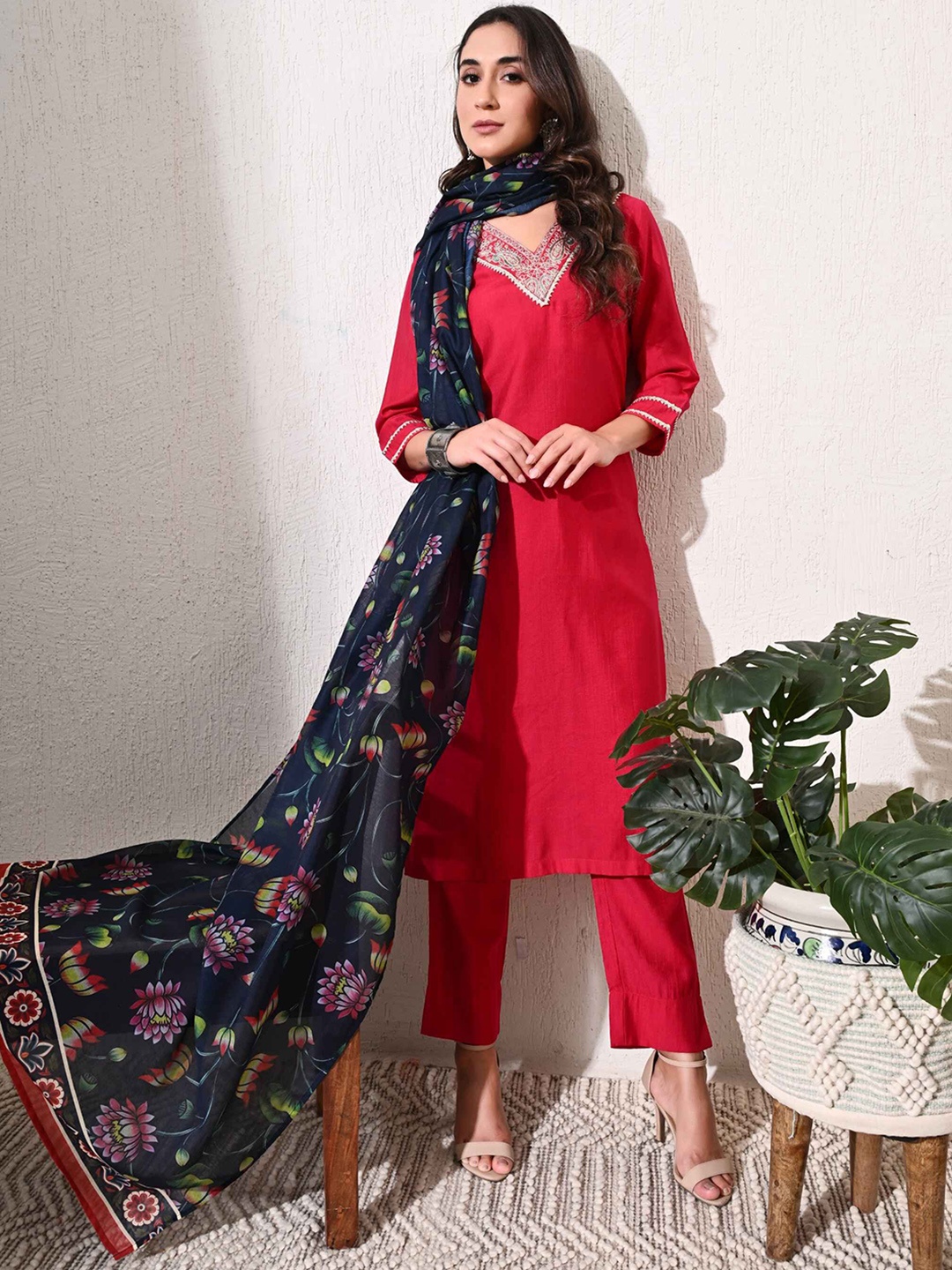 

MEESAN Paisley Yoke Design Chanderi Silk Straight Kurta With Trousers & Dupatta, Red