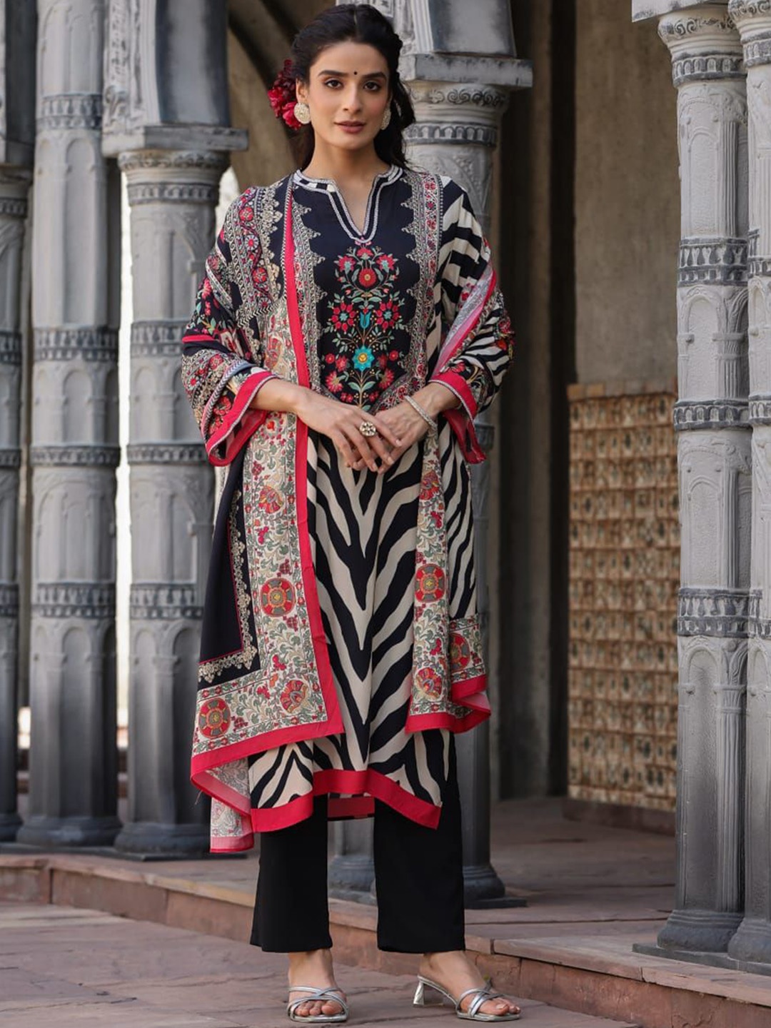 

KAJREE Floral Printed Pure Silk Straight Kurta With Salwar & Dupatta, Black