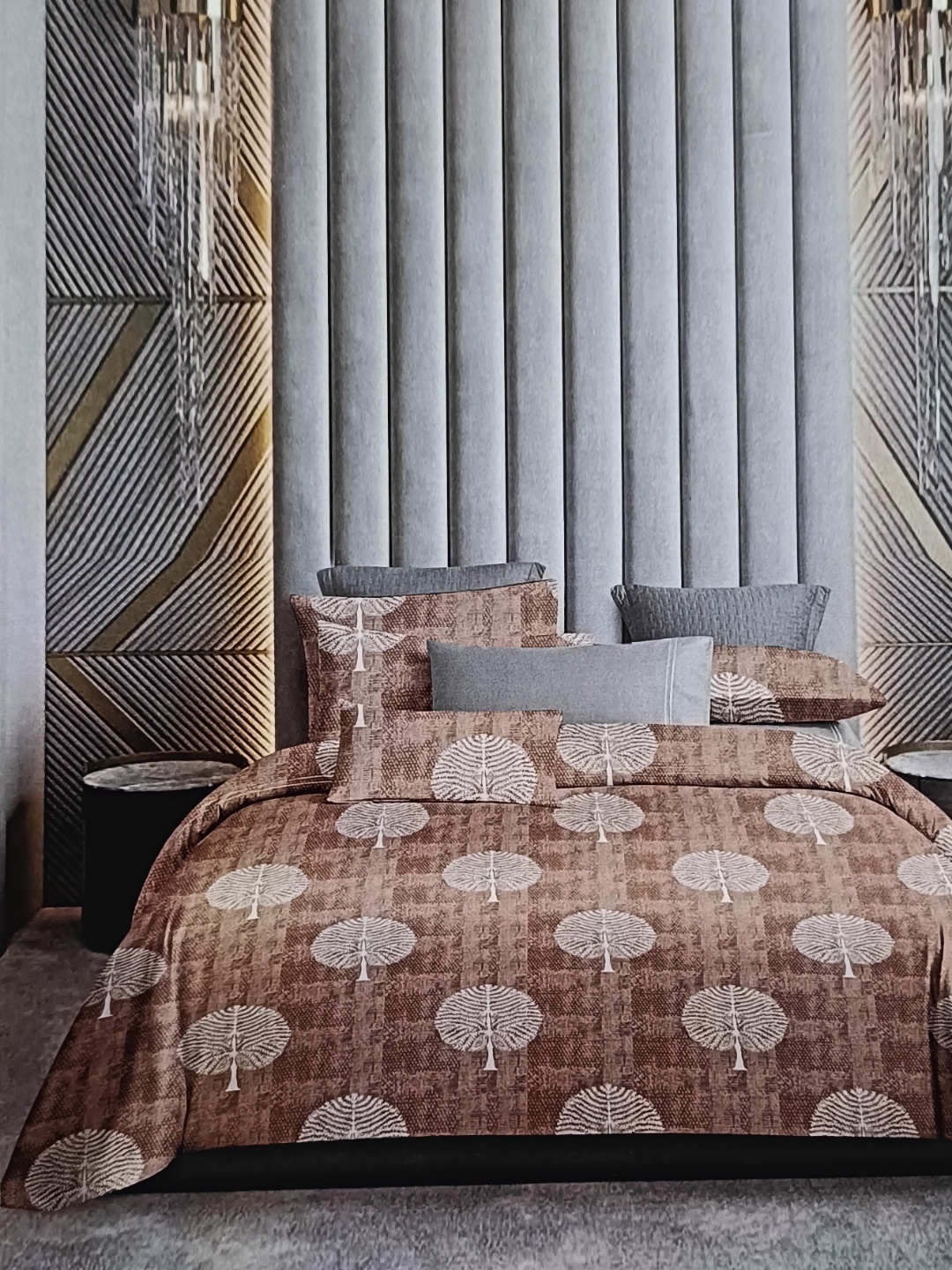 

Signature Black & Grey Floral 160 TC King Bedsheet with 2 Pillow Covers