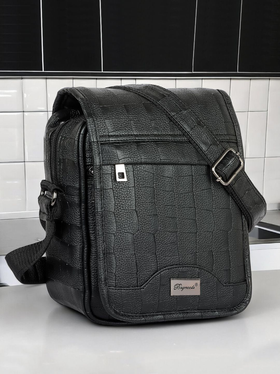 

bagneeds Unisex Textured Messenger Bag, Black