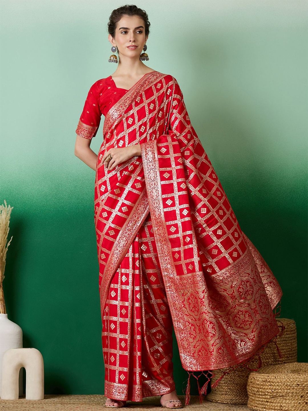 

VIRICA Checked Woven Design Zari Saree, Red