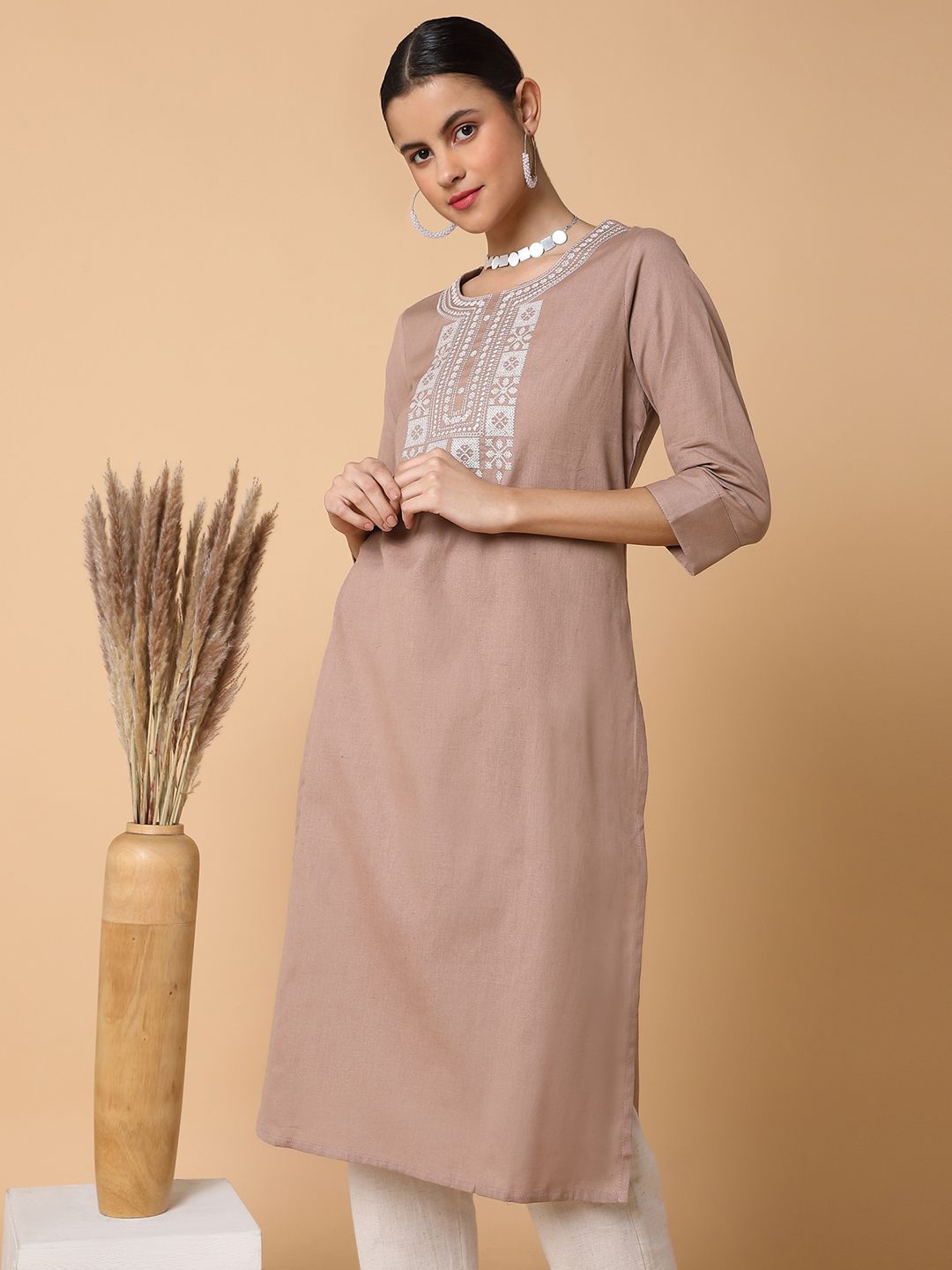 

SHOWOFF Geometric Yoke Design Thread Work Straight Kurta, Beige