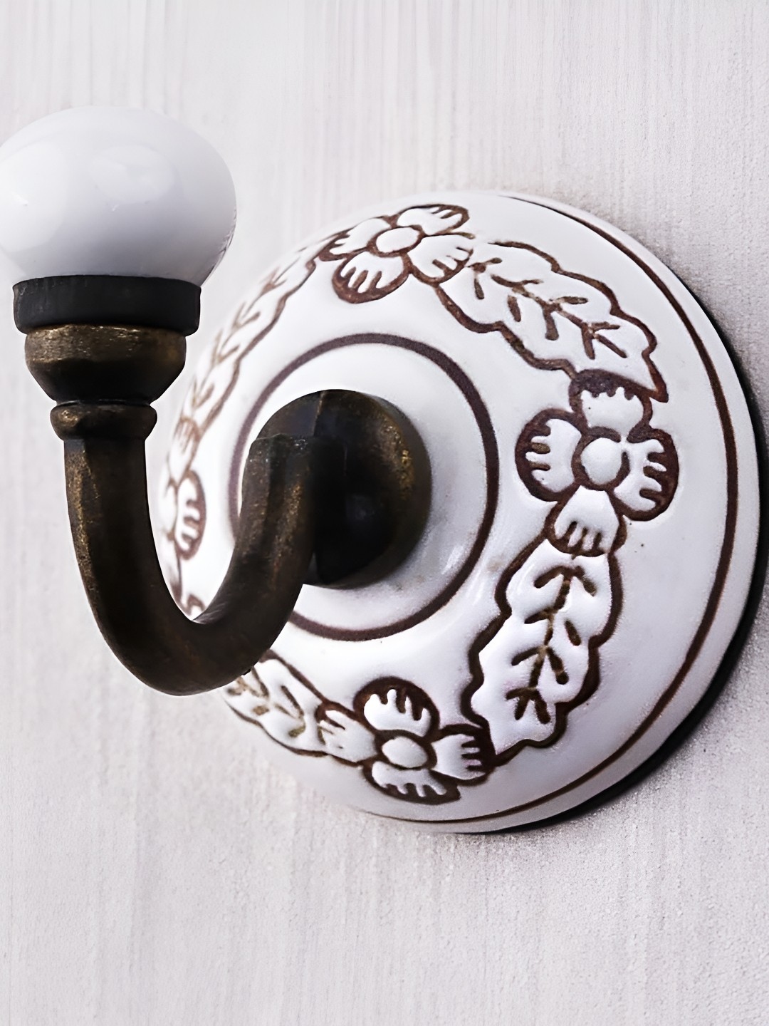 

Indianshelf White & Brown 4 Pieces Printed Metal Hooks