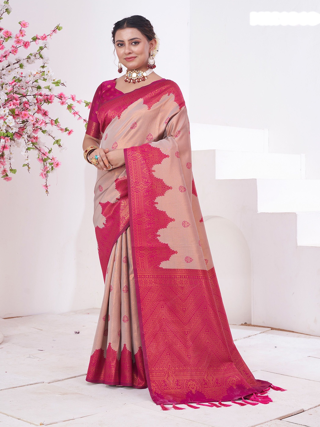 

Anouk Floral Zari Silk Blend Kanjeevaram Saree, Metallic