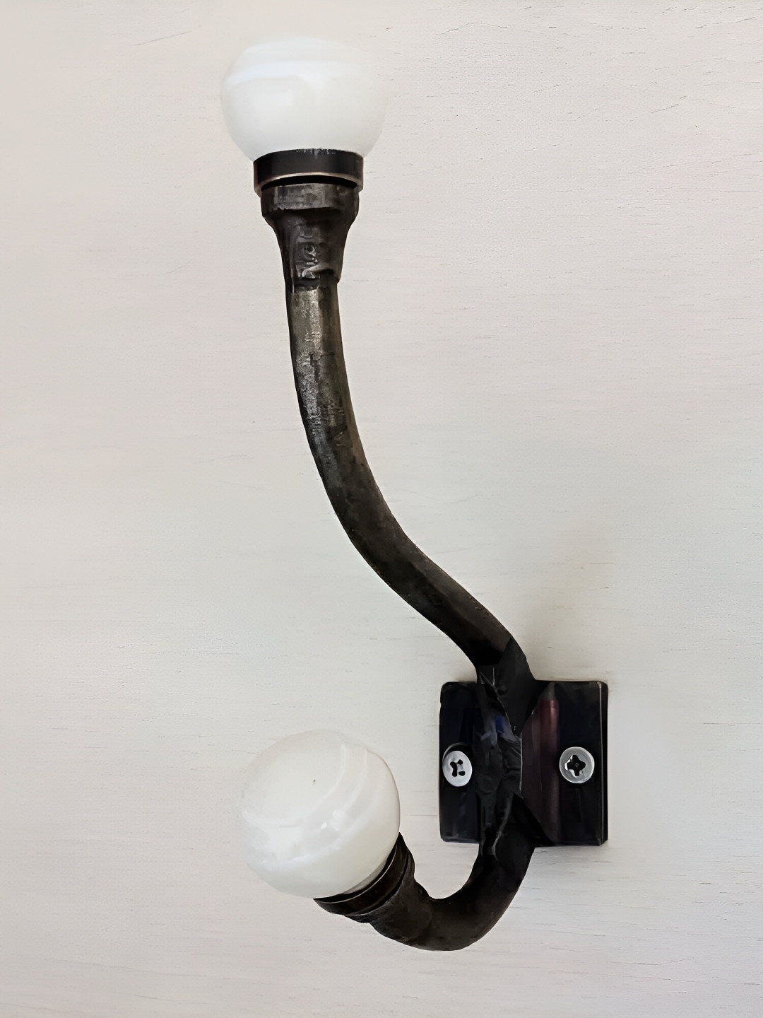 

Indianshelf White & Black 4 Pieces Metal Wall Hooks
