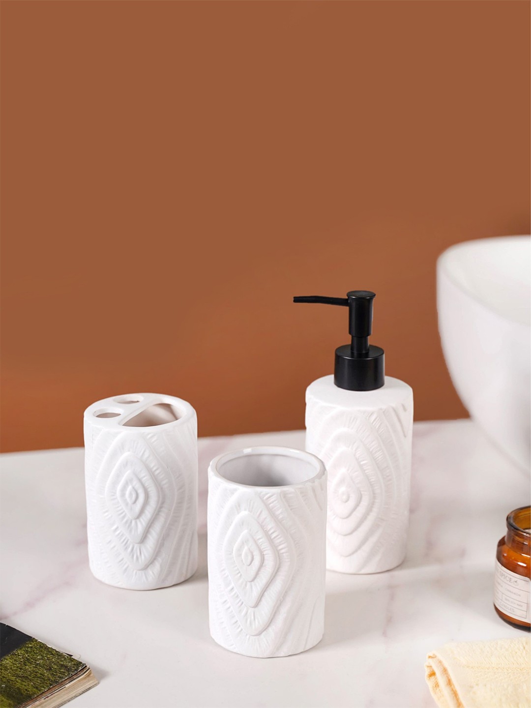 

Nestasia White & Black 3 pieces Textured Ceramic Bath Accessories Set