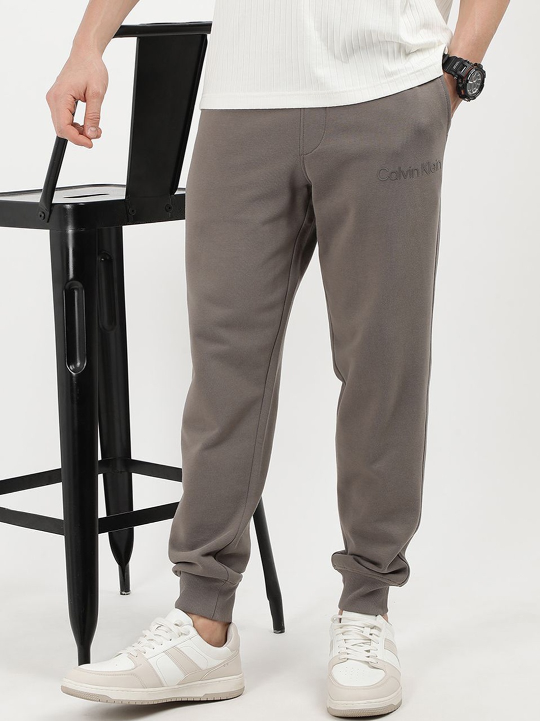 

Calvin Klein Jeans Men Cotton Mid-Rise Joggers, Grey