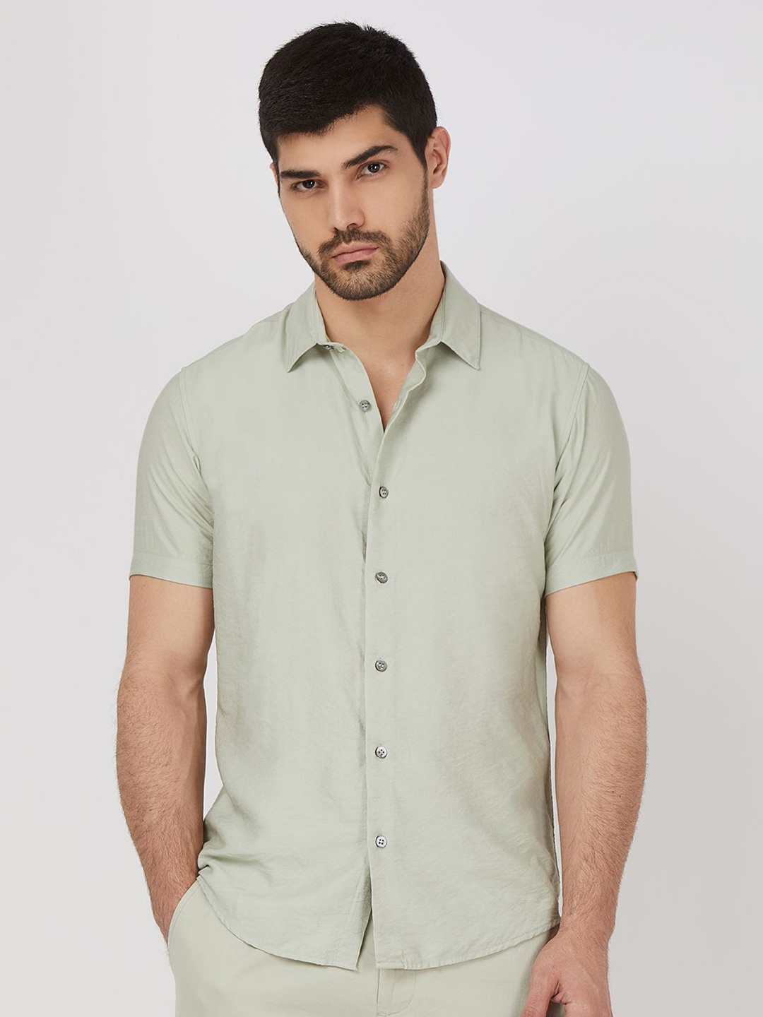 

Mufti Men Spread Collar Solid Slim Fit Casual Shirt, Green