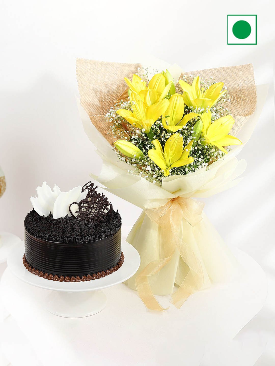 

IGP Fresh Flowers Chocolate Flavour Eggless Round Cake - 500 Gm, Brown