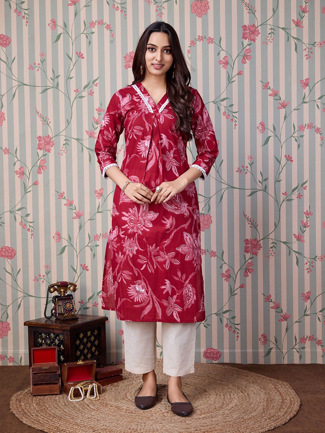

Ode by House of Pataudi Floral Printed Pure Cotton Straight Kurta, Red