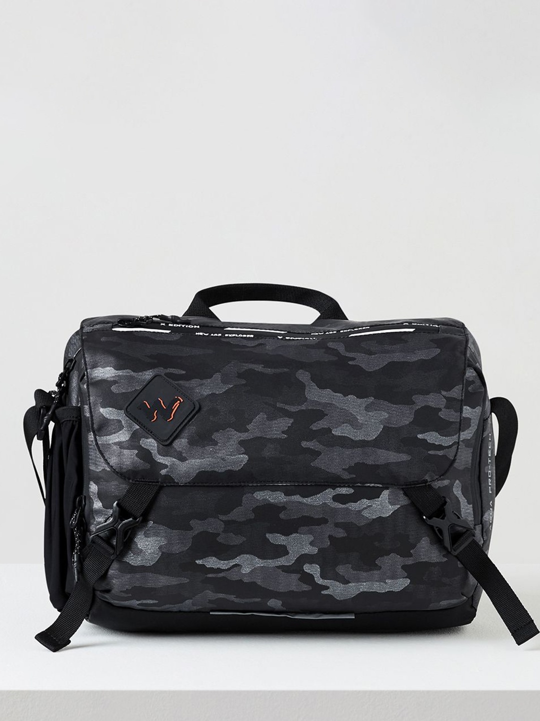 

Wildcraft Unisex Printed Messenger Bag, Black