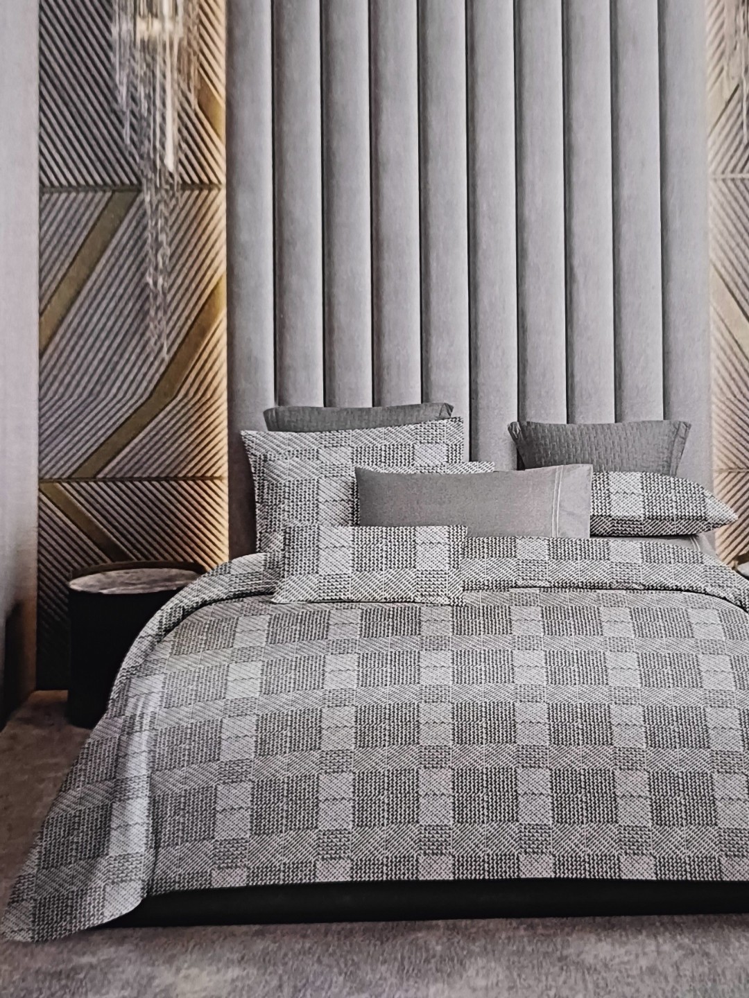 

Signature Grey & White Geometric 160 TC King Bedsheet with 2 Pillow Covers