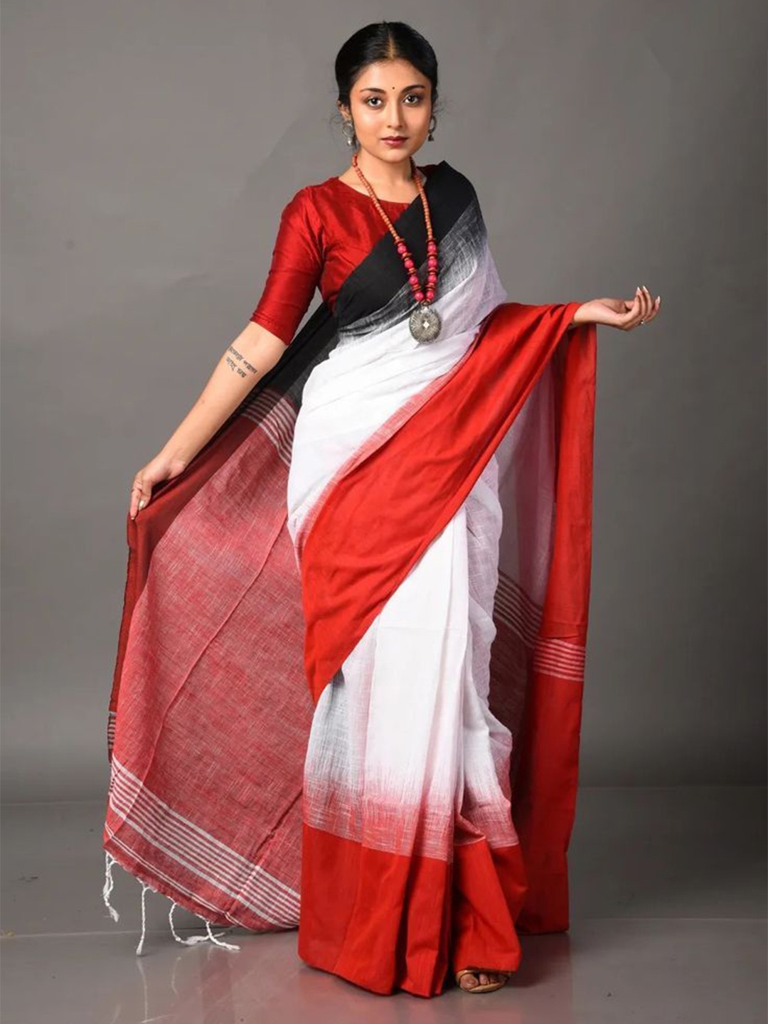 

Ruuprekha Woven Design Pure Cotton Khadi Saree, White