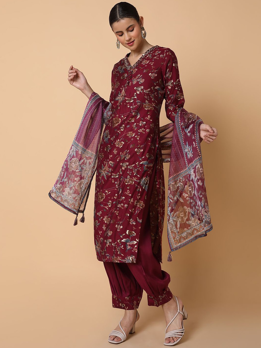 

SHOWOFF Floral Printed Regular Beads & Stones Straight Kurta With Patiala & Dupatta, Burgundy