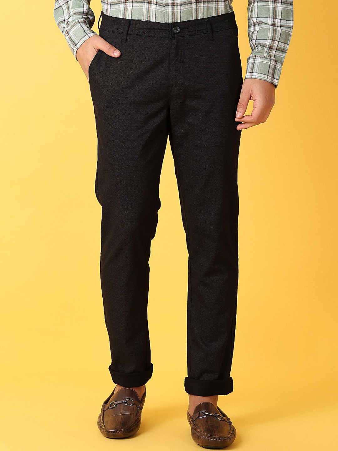 

V-Mart Men Classic Slim Fit Mid-Rise Easy Wash Trousers, Black