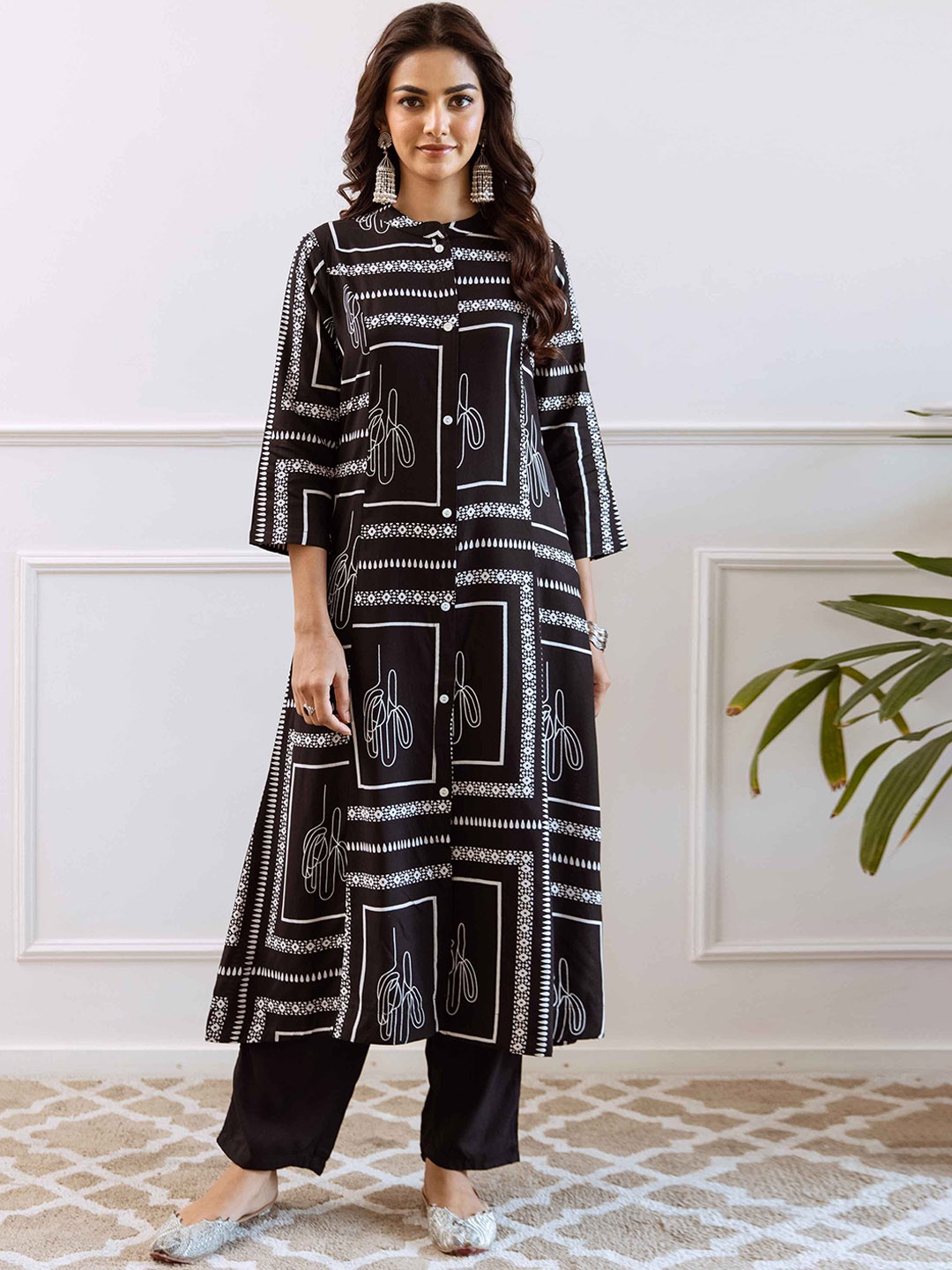 

Nehamta Geometric Printed Mandarin Collar Panelled A-Line Kurta with Trousers, Black