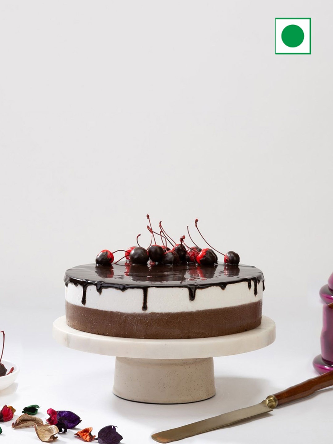 

IGP Vanilla Chocolate Mousse Flavour Eggless Round Cake- 1Kg, Black