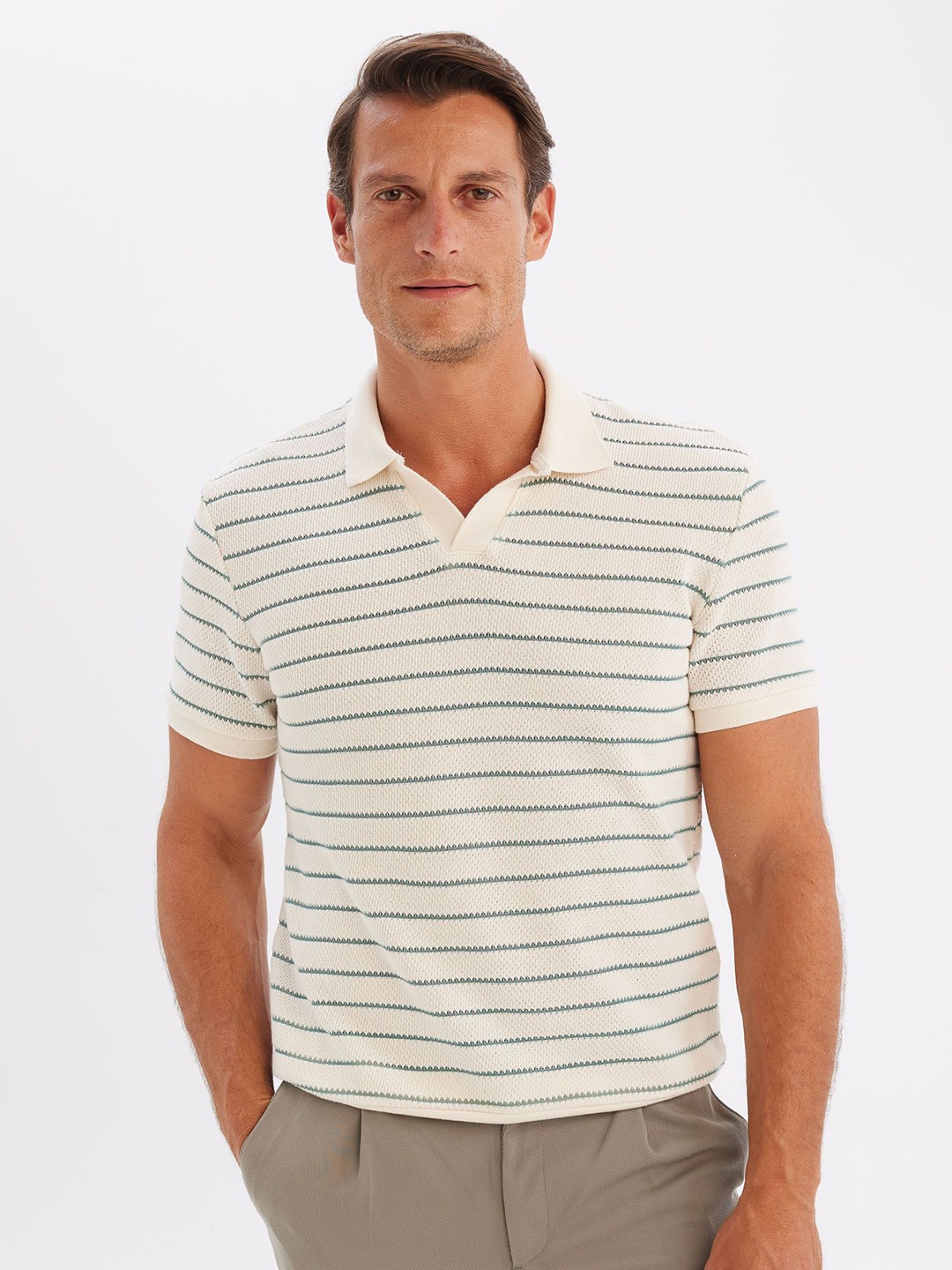 

DeFacto Men Striped V-Neck Extended Sleeves Pockets T-shirt, Na