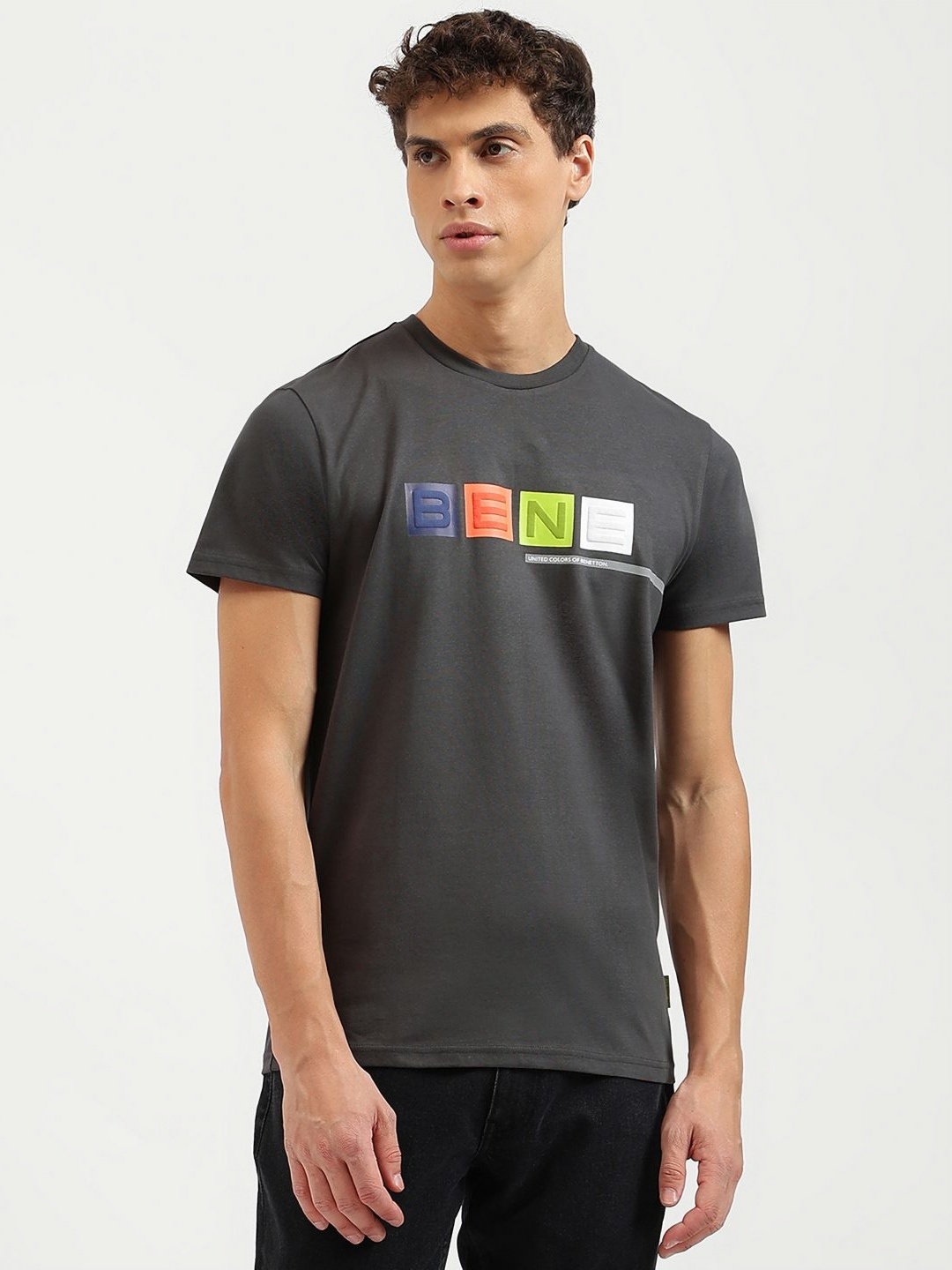 

United Colors of Benetton Men Colourblocked Pure Cotton Applique T-shirt, Grey