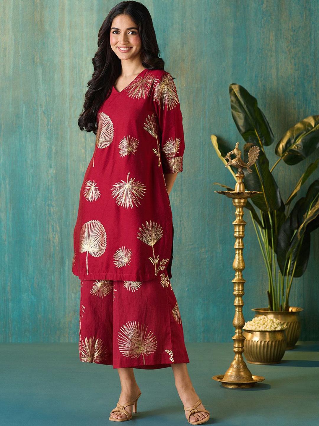 

Likha Floral Printed Straight Kurta with Palazzos, Maroon