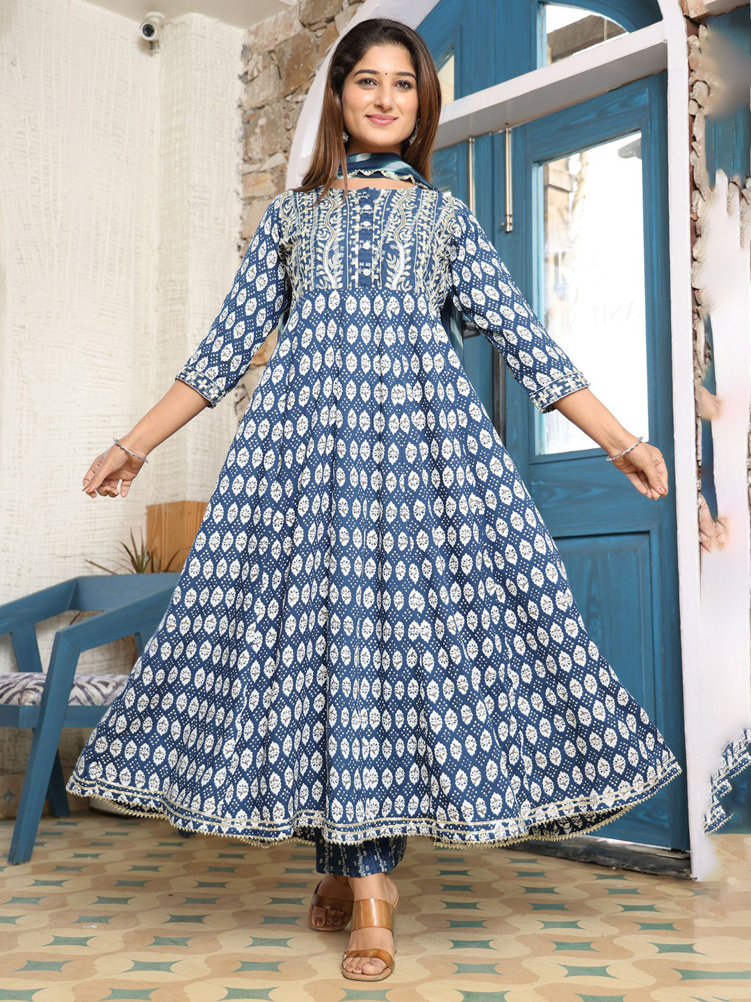 

VYKOO Floral Printed Thread Work Kurta with Palazzos & Dupatta, Blue