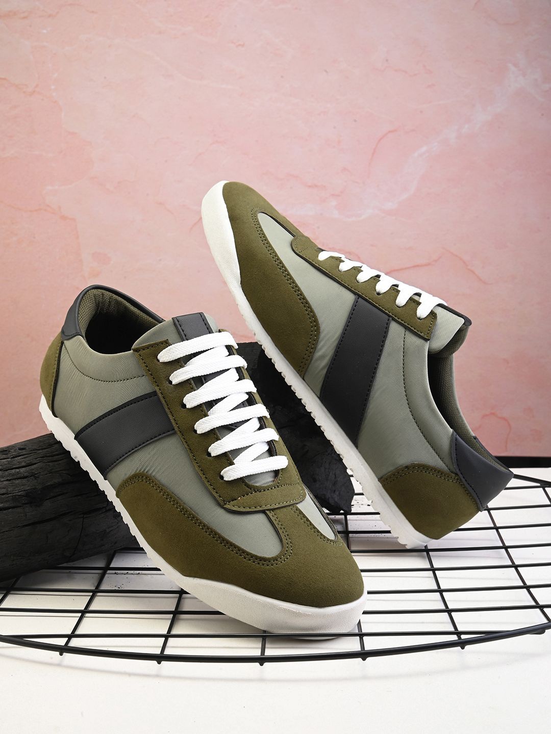 

The Roadster Lifestyle Co Men Colorbloacked Lace-Ups Sneakers, Olive