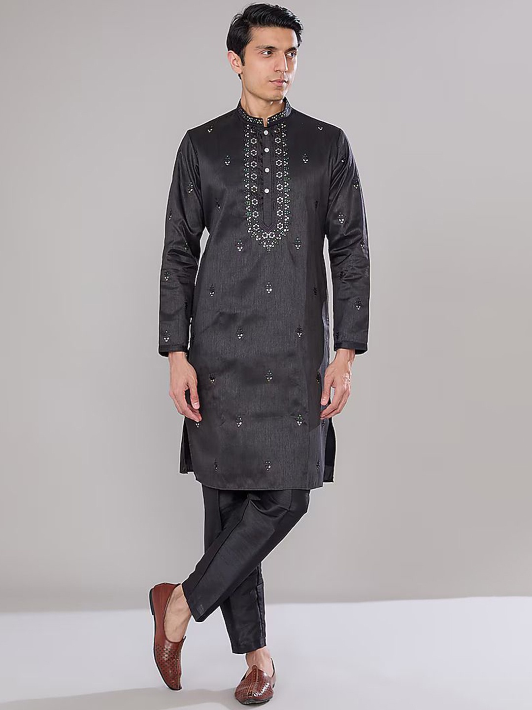 

RNG Safawala Ethnic Motifs Embroidered Sequinned Raw Silk Kurta with Trousers, Black