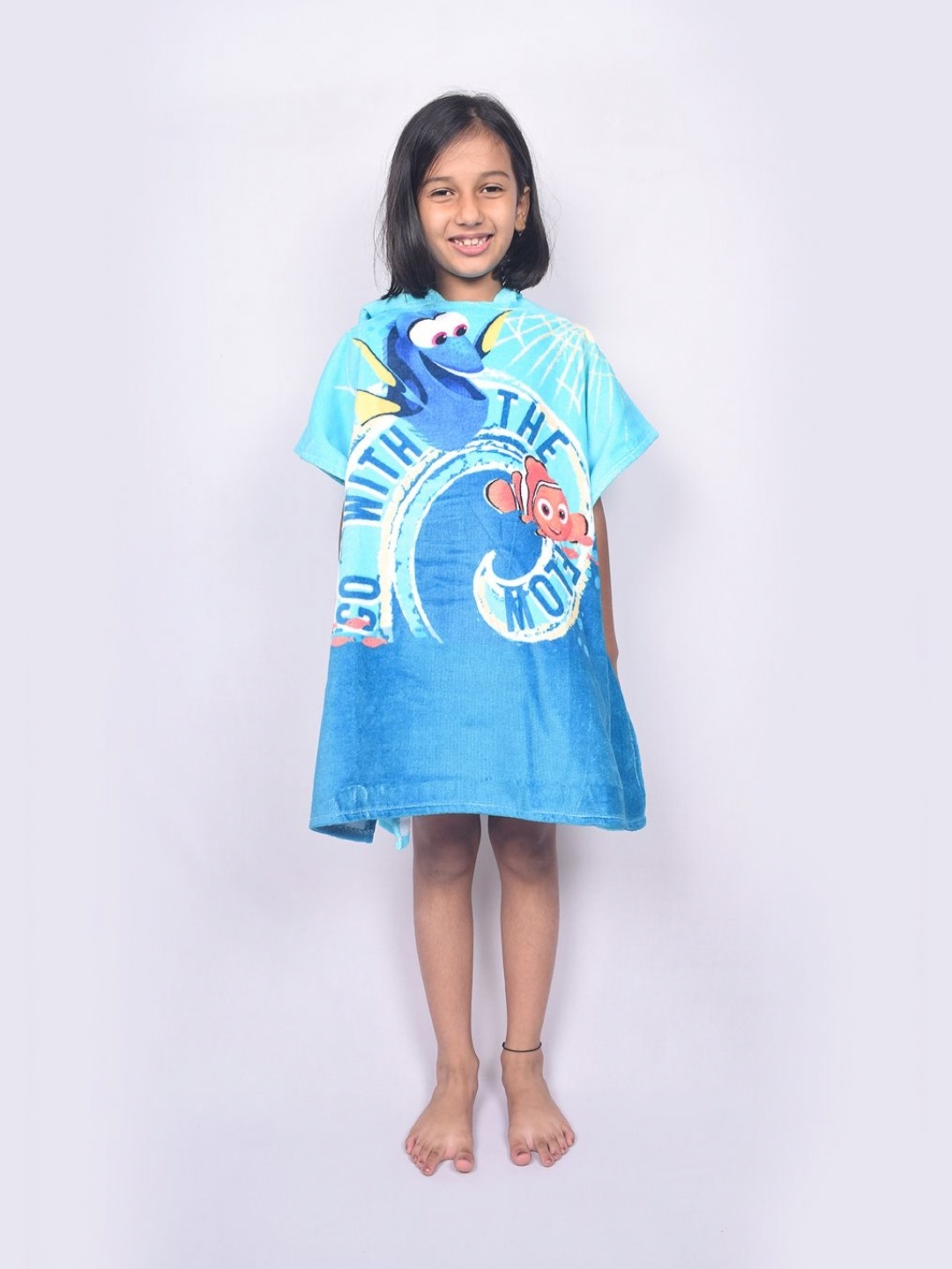 

SPACES Girls Blue & Navy Blue Disney Dory Printed Pure Cotton 380 GSM Hooded Bath Robe