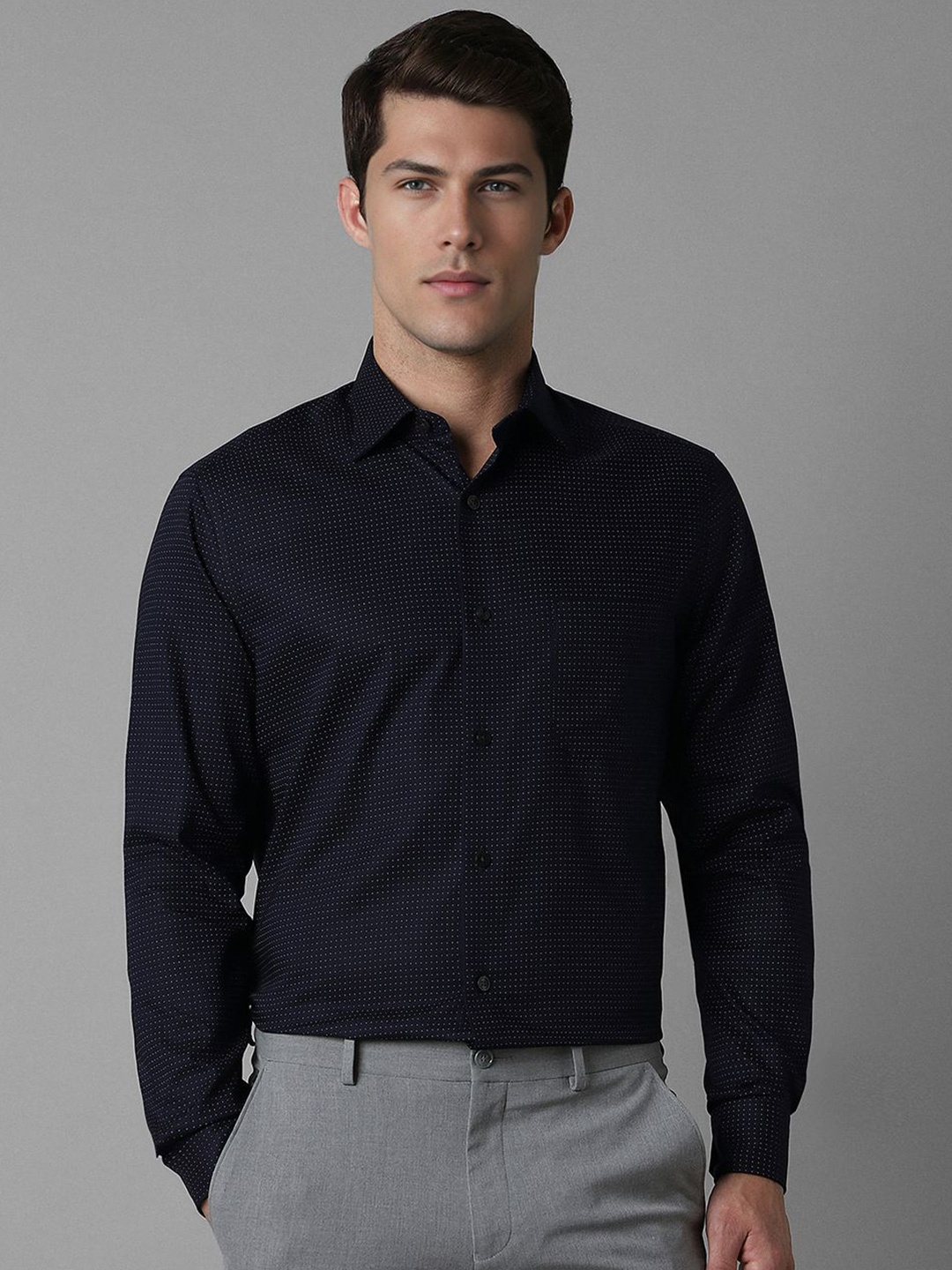 

Louis Philippe Men Classic Spread Collar Micro Ditsy Solid Cotton Formal Shirt, Navy blue