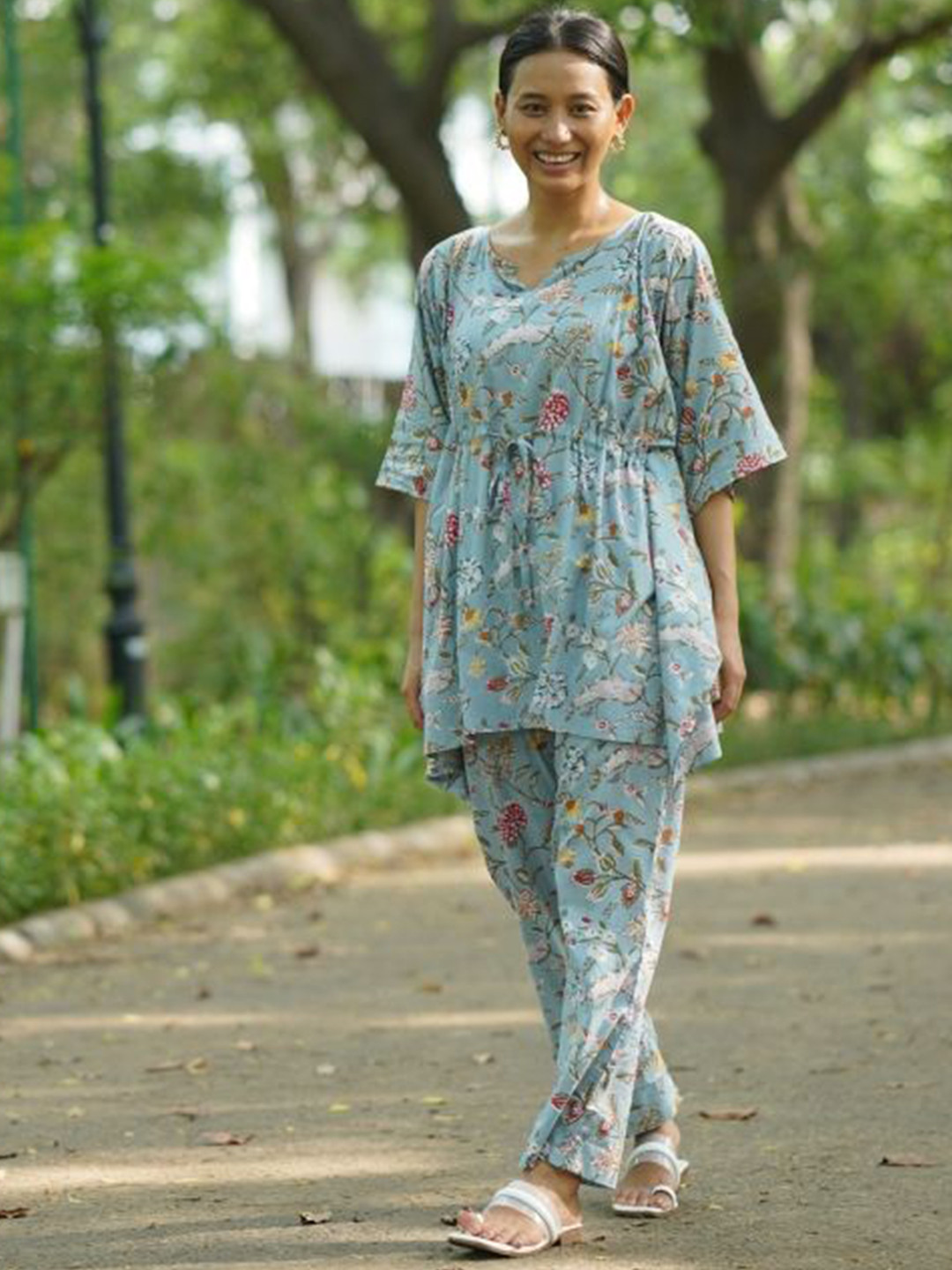 

The Quince Life Floral Printed Notched Round Neck Pure Cotton Kaftan Tunic With Trouser, Blue