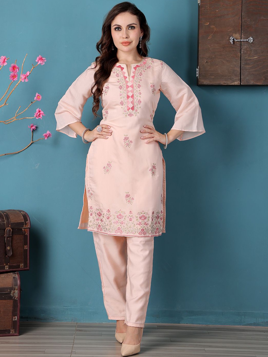 

Ethnovog Floral Embroidered Kurta with Trousers, Peach