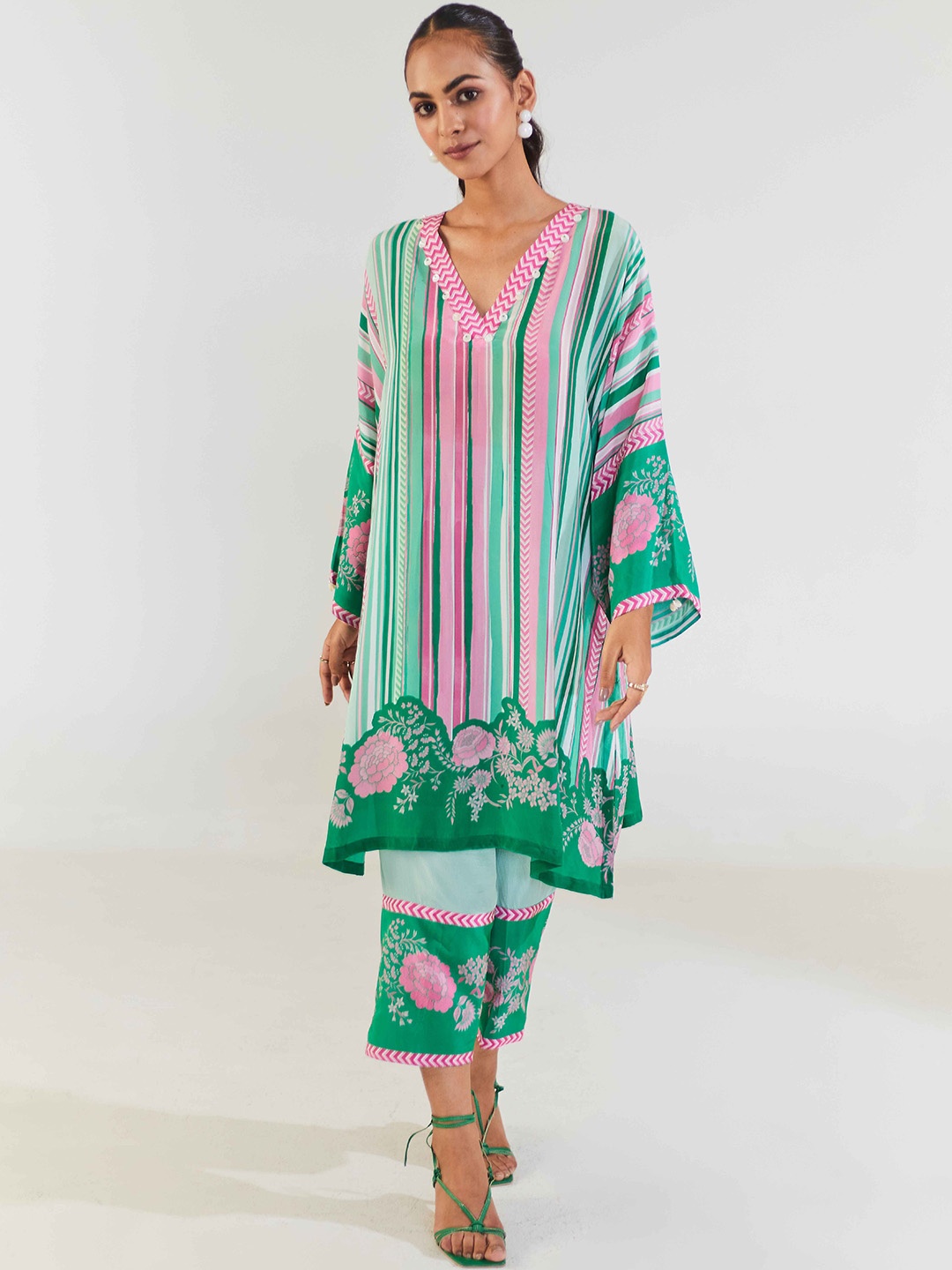 

Seeaash Floral Printed Flared Sleeves Regular Kurta With Trousers, Green