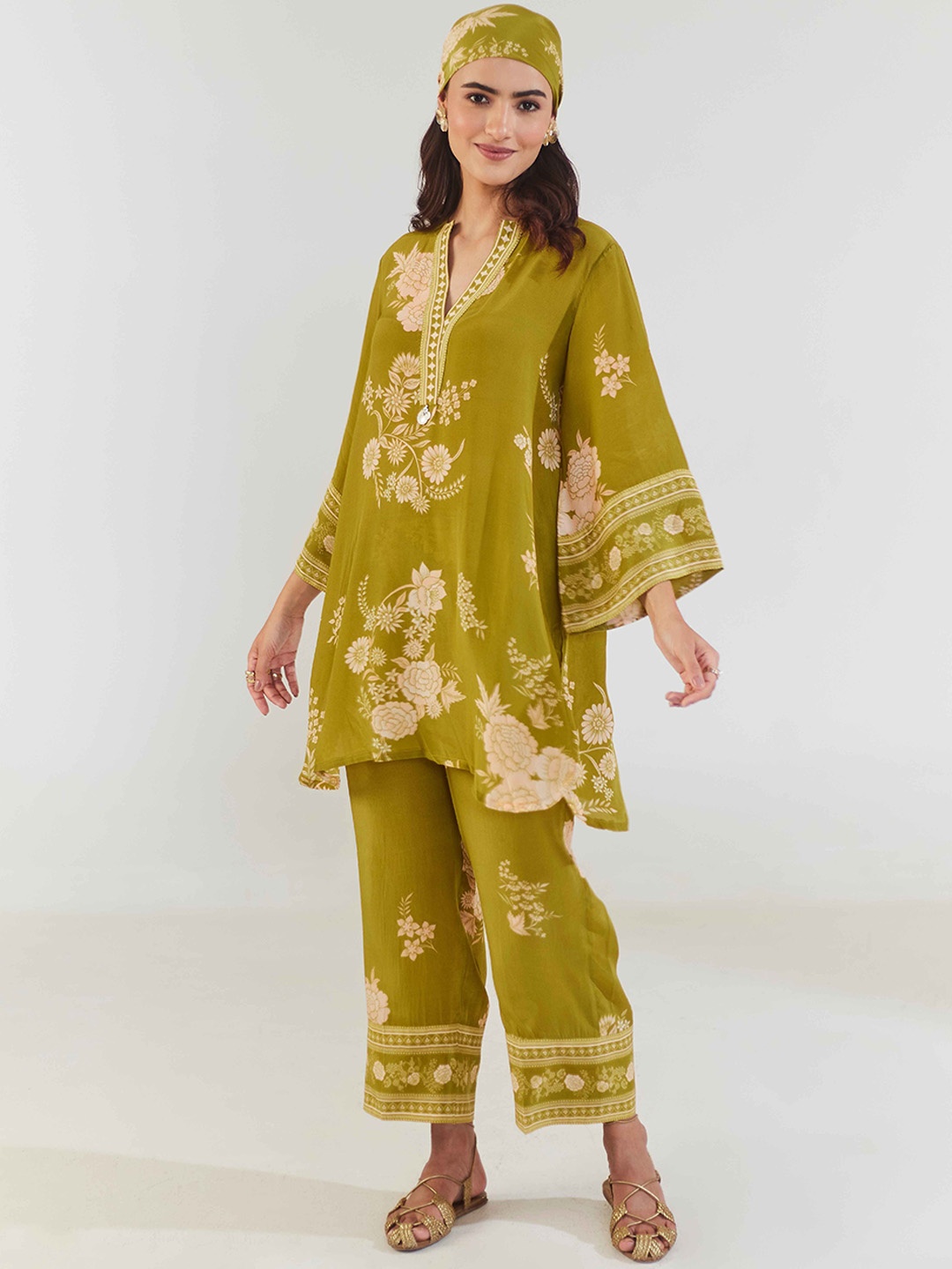 

Seeaash Floral Printed Flared Sleeves Regular Kurta with Palazzos, Green