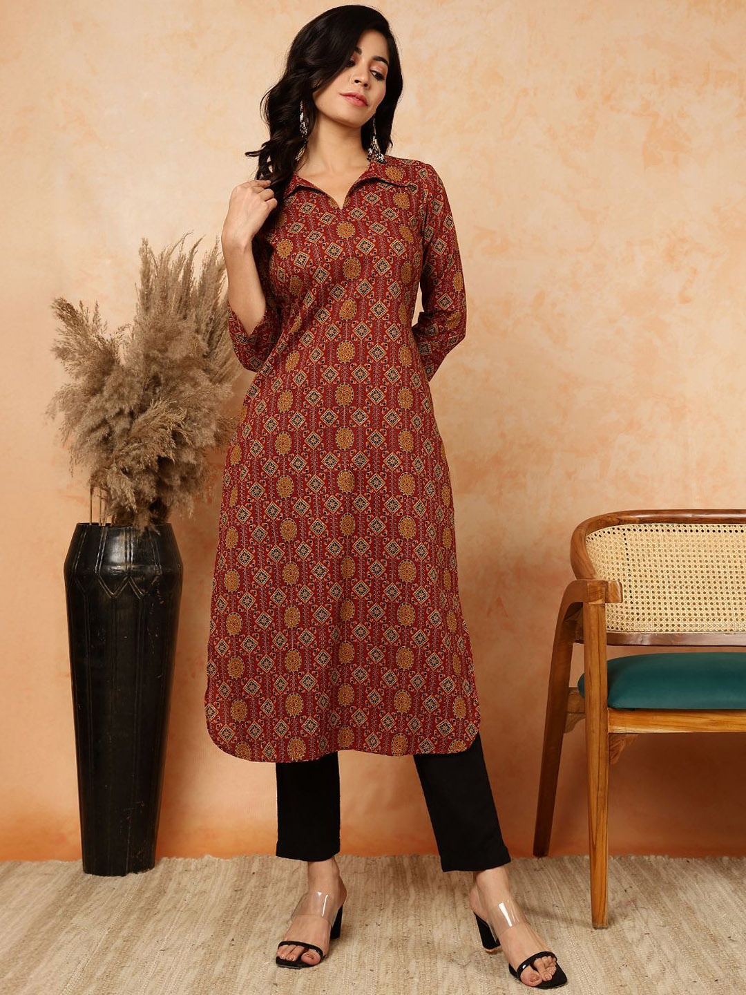 

KIMAYRA Ethnic Motifs Printed Shirt Collar Straight Kurta, Maroon