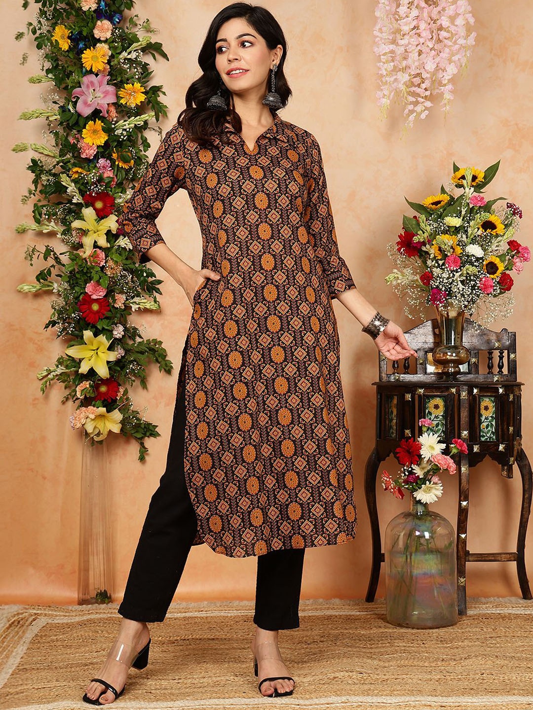 

KIMAYRA Ethnic Motifs Printed Shirt Collar Straight Kurta, Black