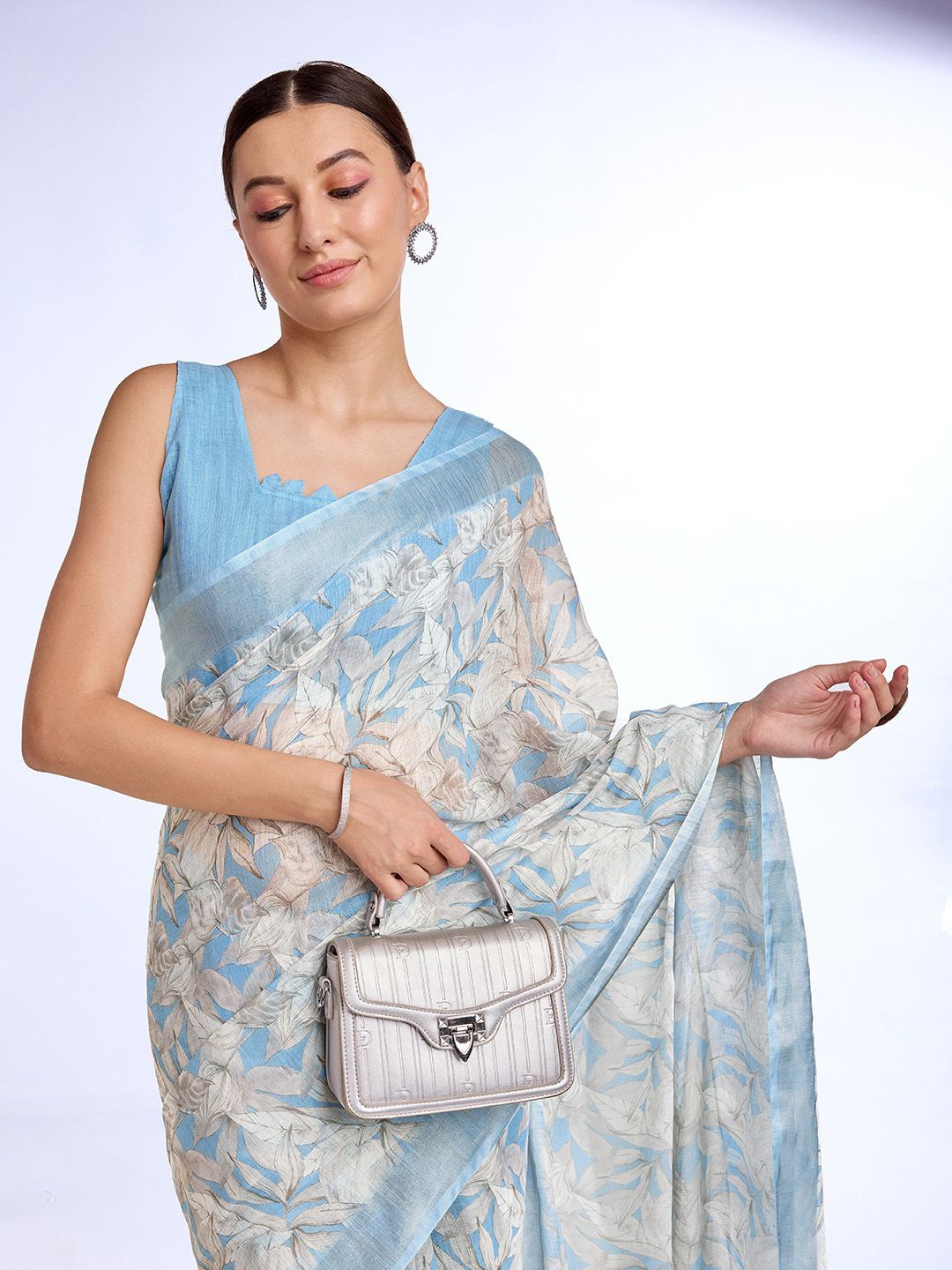 

Mitera Floral Solid Saree, Blue