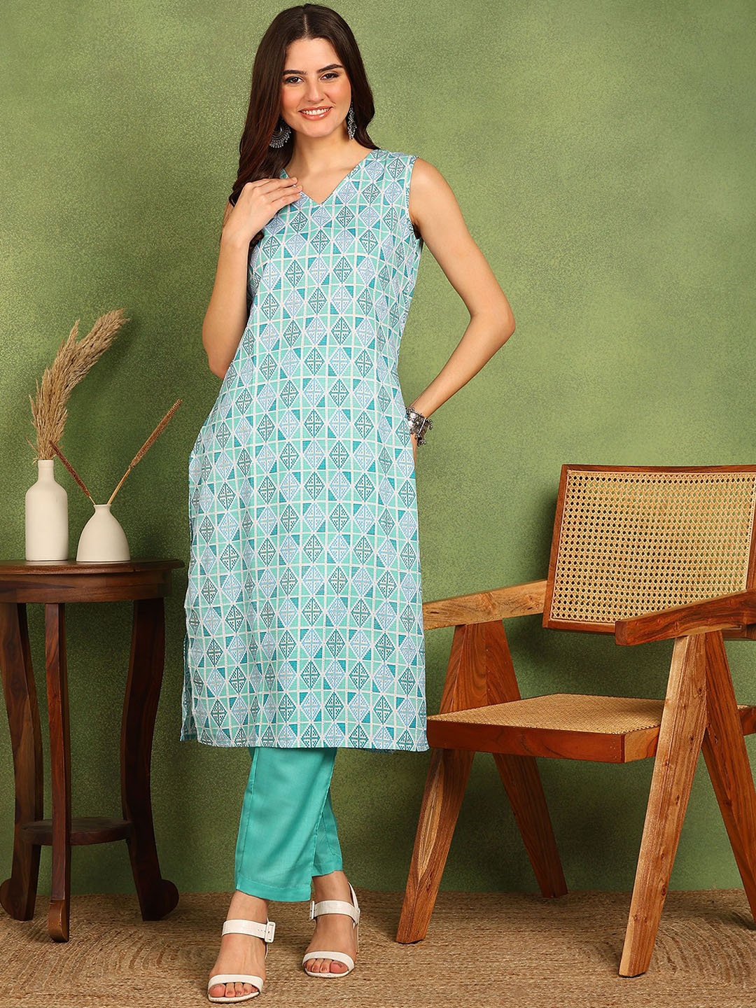 

DSK STUDIO Geometric Printed V-Neck Straight Kurta with Trousers, Teal