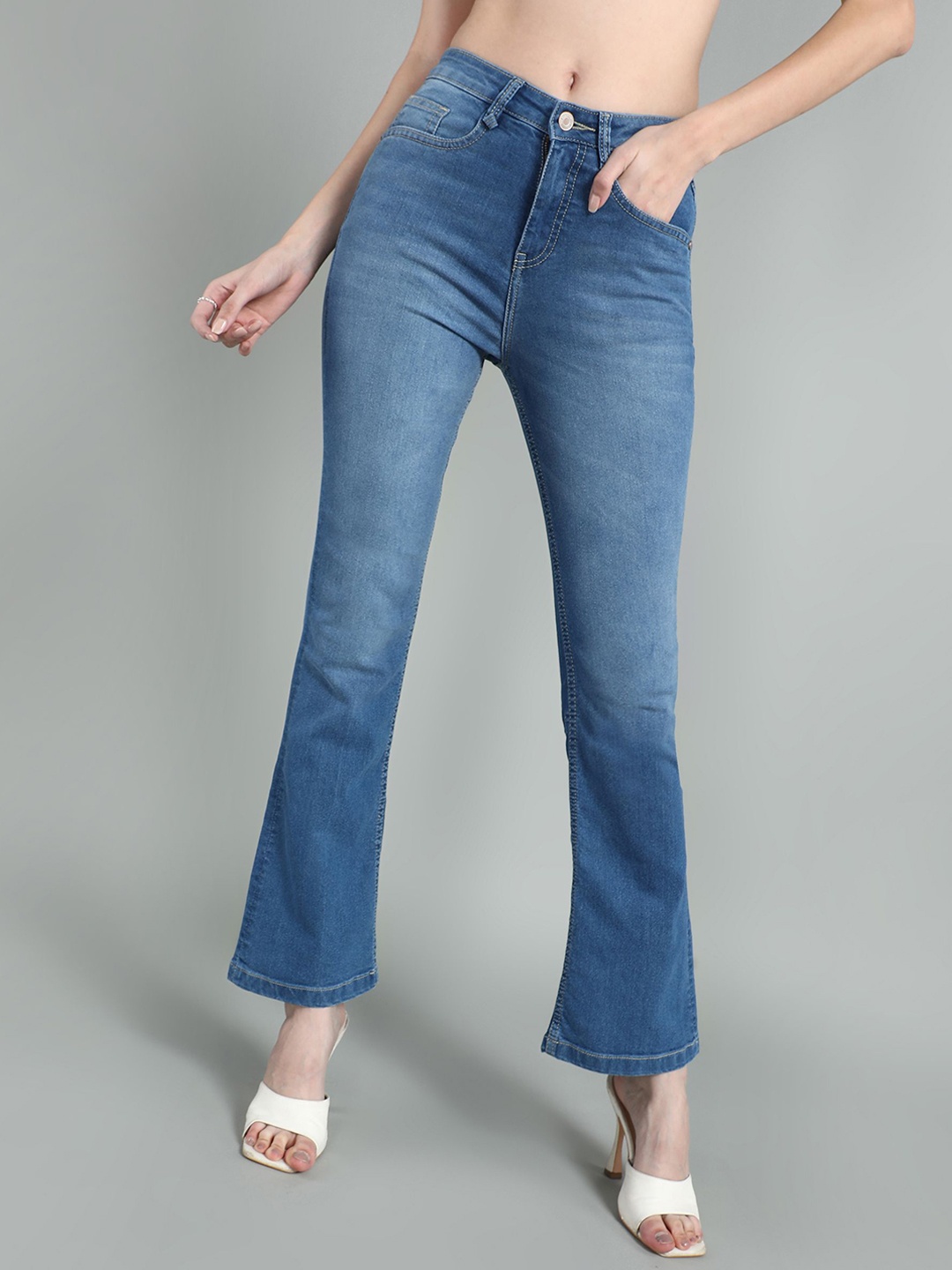 

The Roadster Lifestyle Co Women High Rise Boot cut Lightly Faded Jeans, Blue