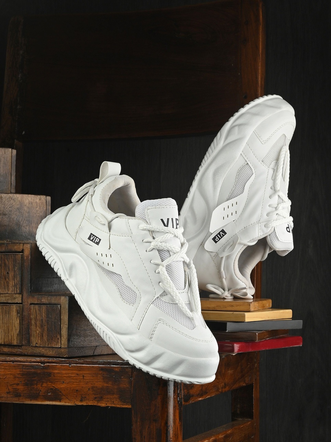 

Layasa Men Textured Round Toe Lace-Ups Sneakers, White