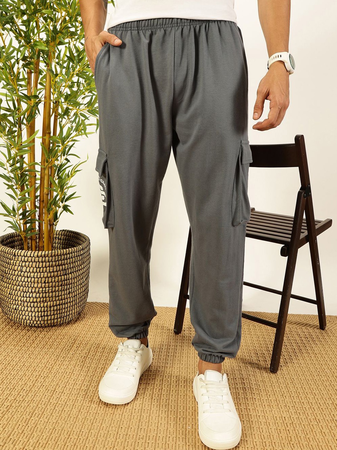 

Thomas Scott Men Printed Relaxed Fit Mid Rise Cargo Joggers, Grey