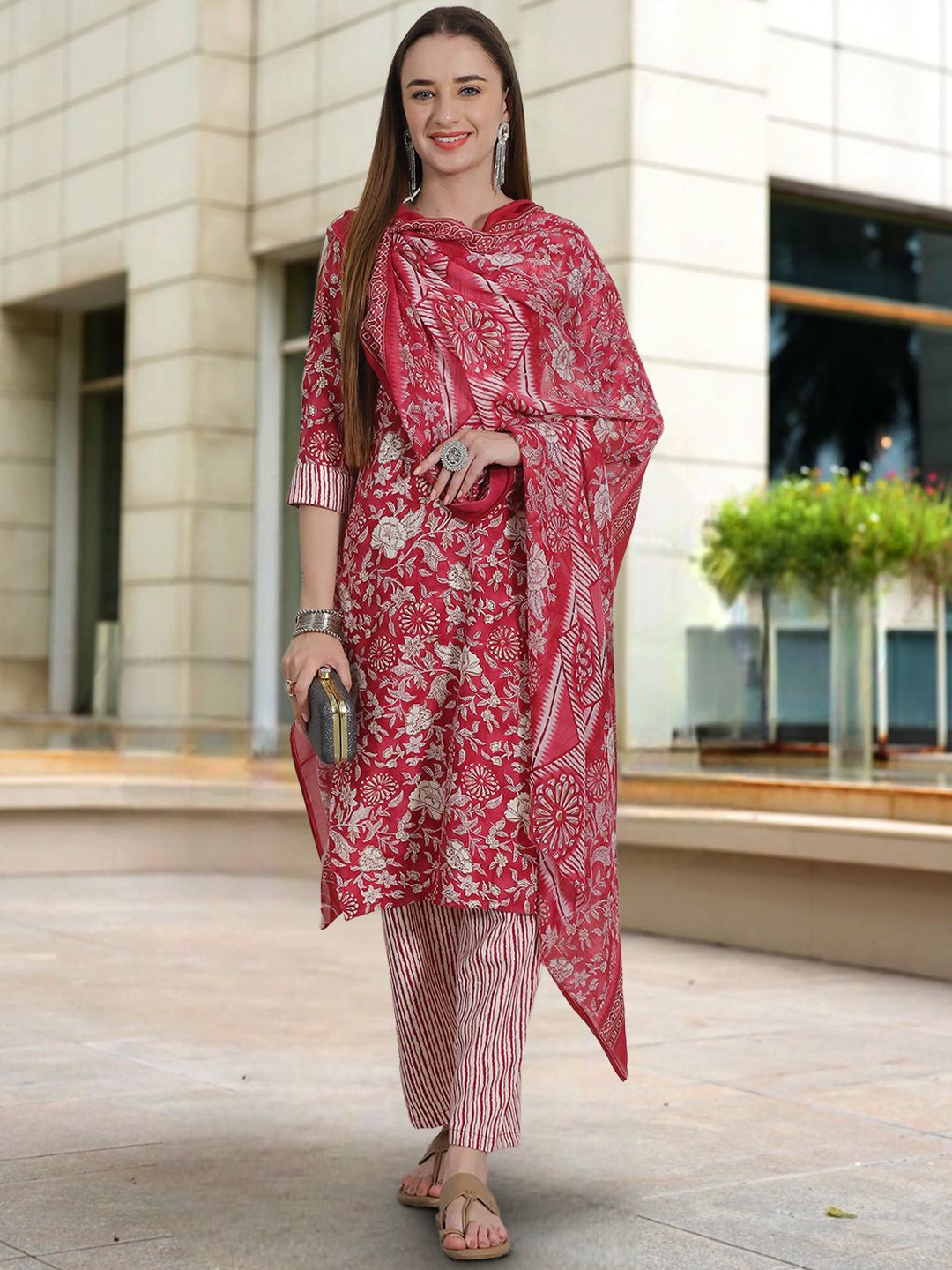 

Ethnic basket Floral Printed Round Neck Pure Cotton Straight Kurta With Trousers & Dupatta, Pink