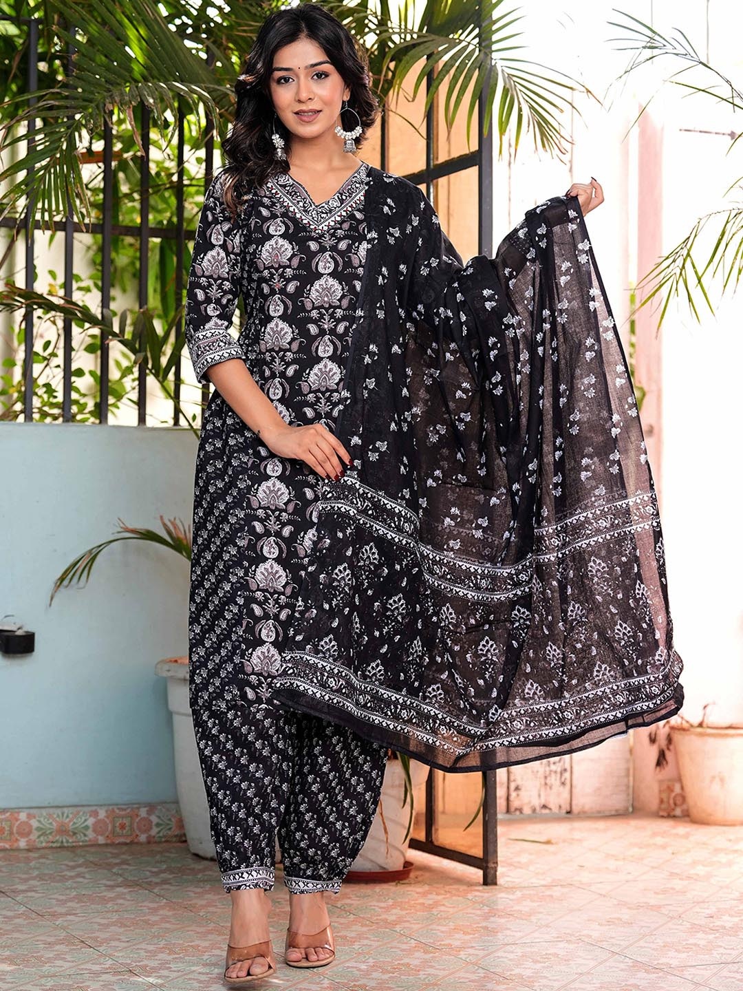 

Chandbaali Floral Printed Regular Pure Cotton Straight Kurta With Trousers & Dupatta, Black