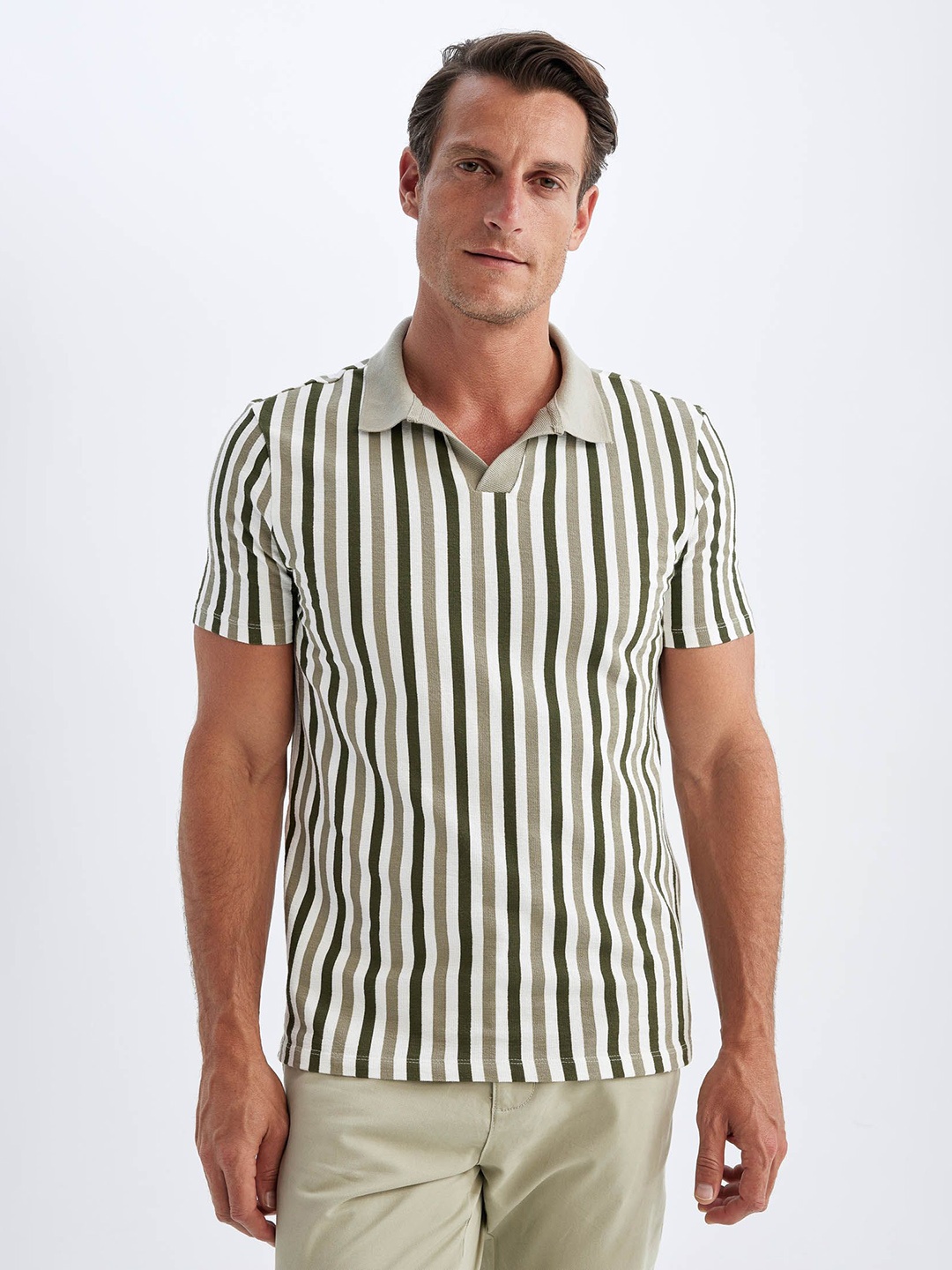 

DeFacto Men Striped V-Neck Monochrome Pockets T-shirt, Na