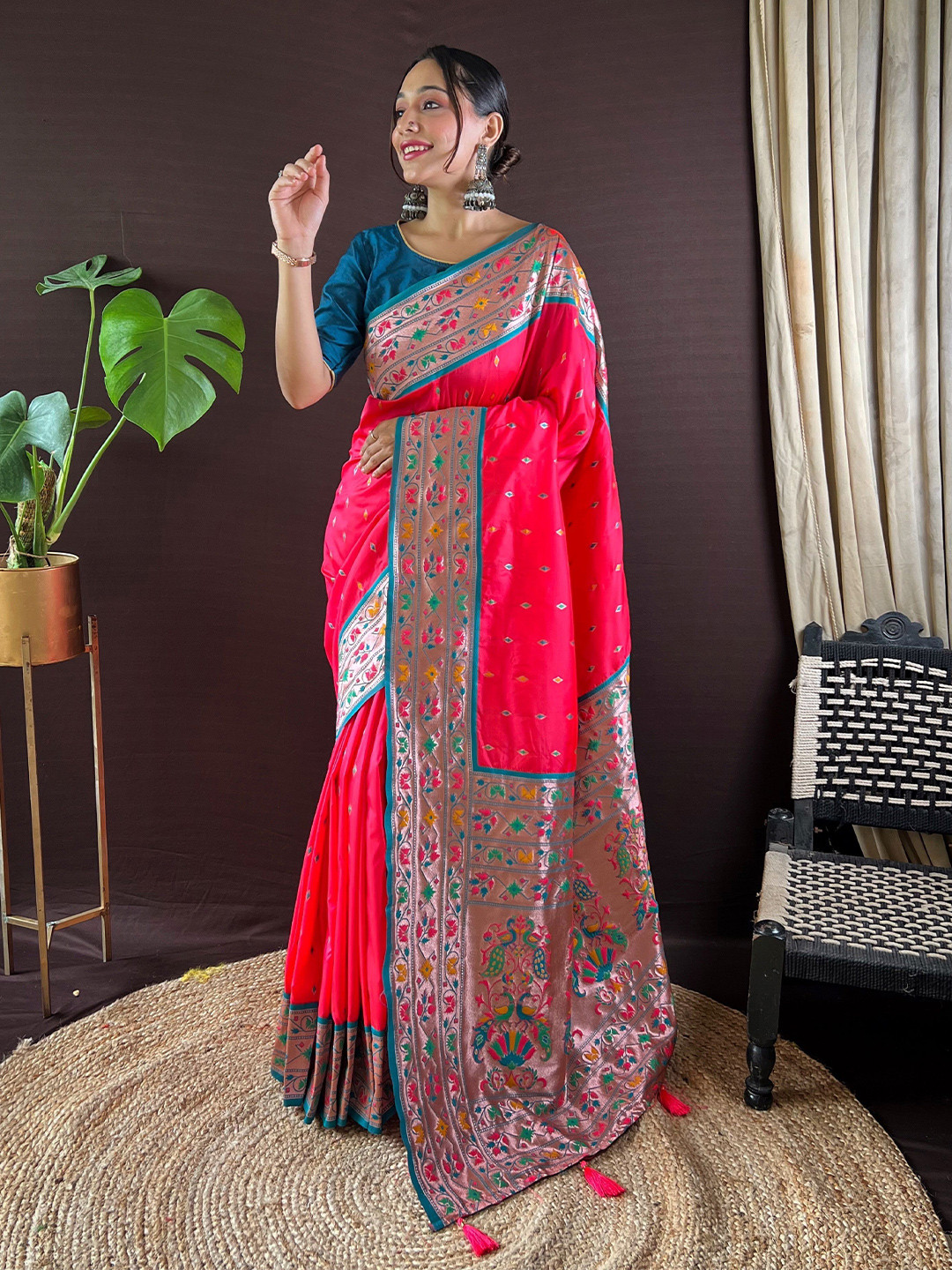 

HEER FASHION Woven Design Zari Paithani Saree, Pink