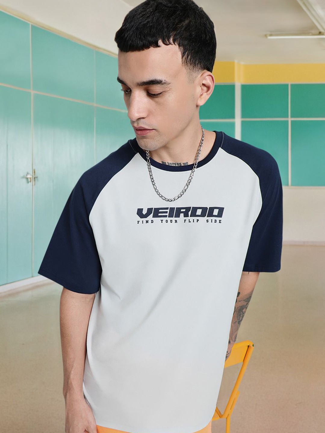 

VEIRDO Men Typography Printed Pure Cotton Oversized T-shirt, Grey