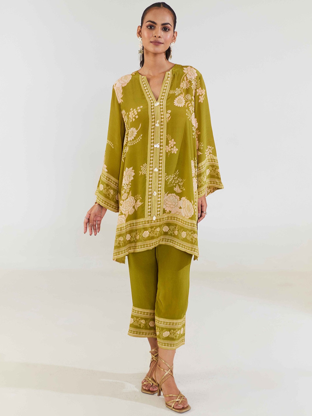 

Seeaash Floral Printed Flared Sleeves Regular Kurta With Trousers, Green