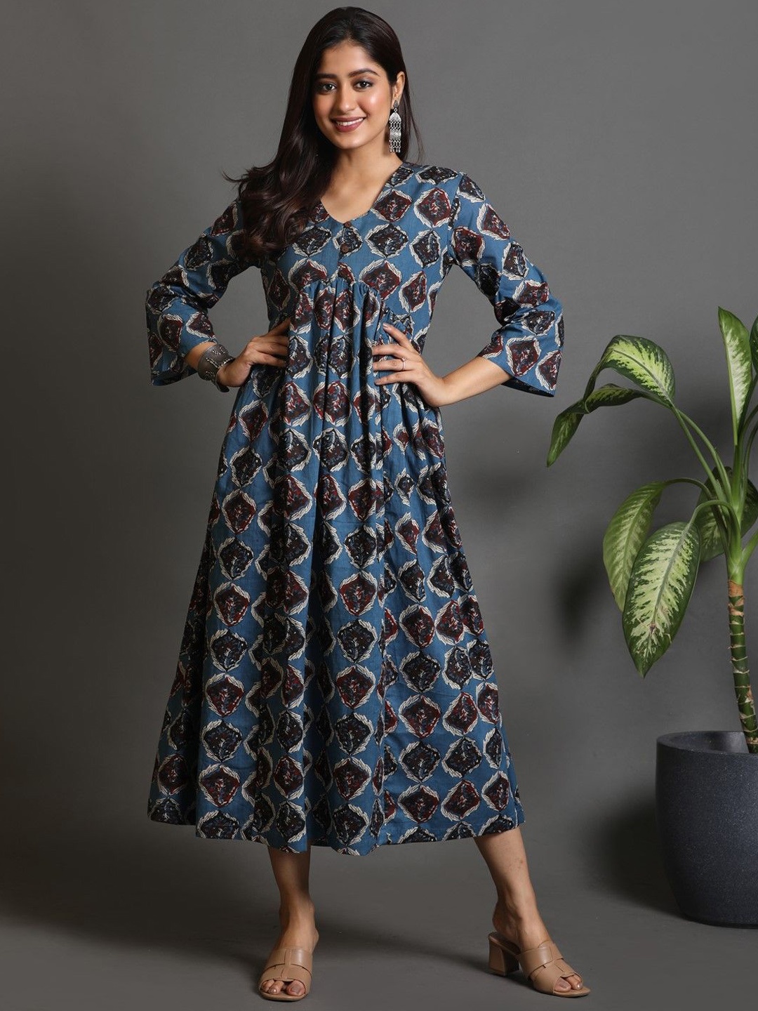 

Earthwear Floral Printed V-Neck A-Line Pure Cotton Kurta, Navy blue